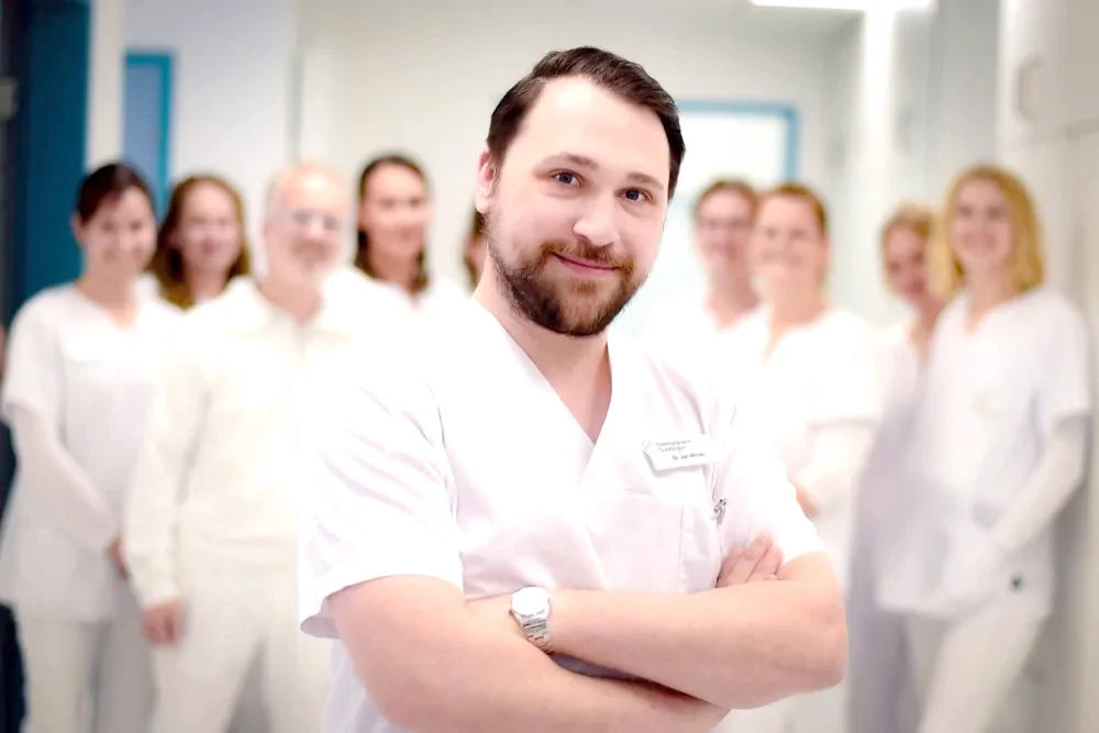 Portrait of Dr Jan Minde, veterinary dentist at Kleintierpraxis Cremlingen.