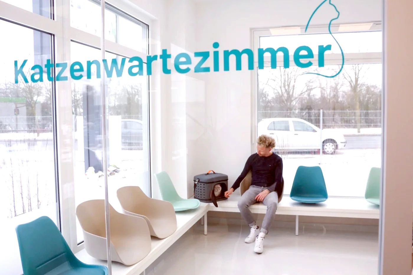 Separates, ruhiges Katzenwartezimmer der Kleintierpraxis Cremlingen mit viel Tageslicht.