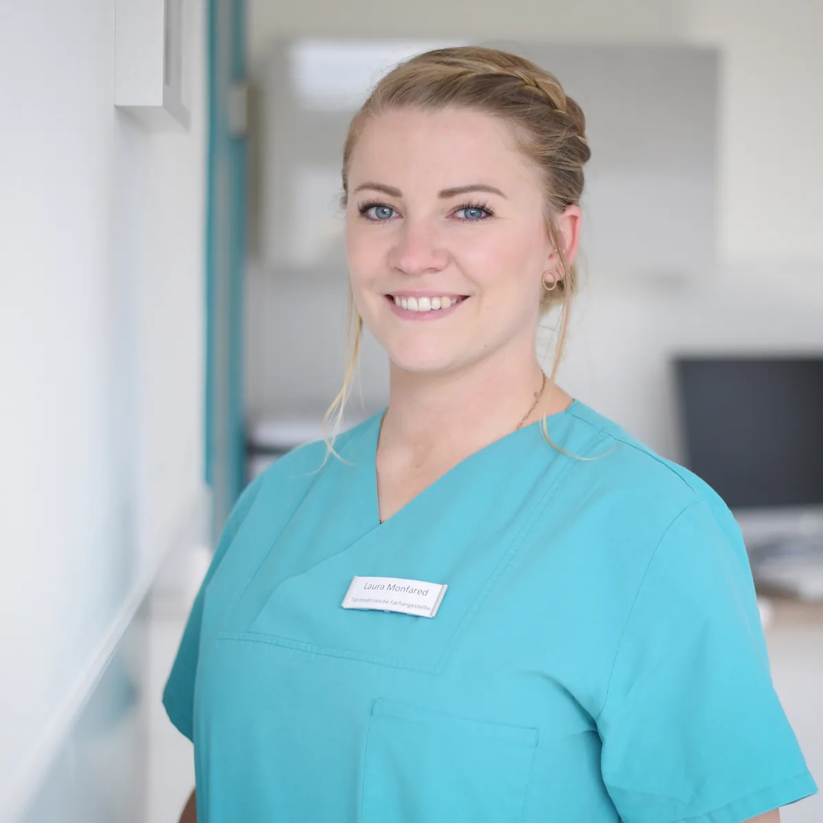 Portrait of Laura Monfared, veterinary nurse at Kleintierpraxis Cremlingen