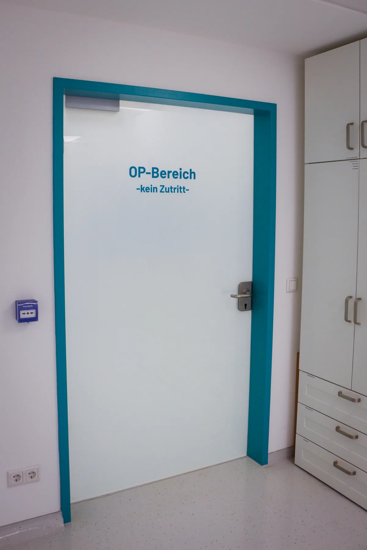 Zugang zum OP-Bereich der Kleintierpraxis Cremlingen — abgetrennt für hohe Hygienestandards.
