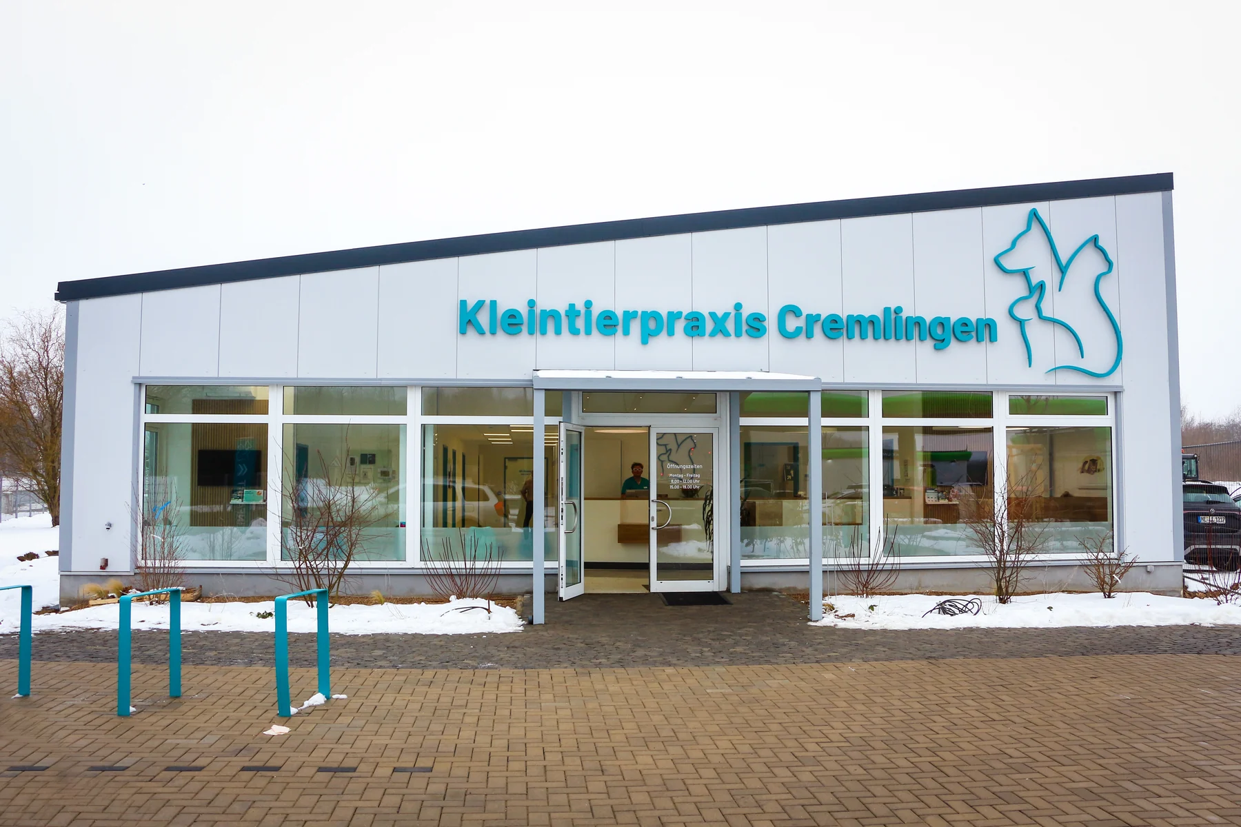 Außenansicht der Kleintierpraxis Cremlingen mit Eingang und Parkplätzen.